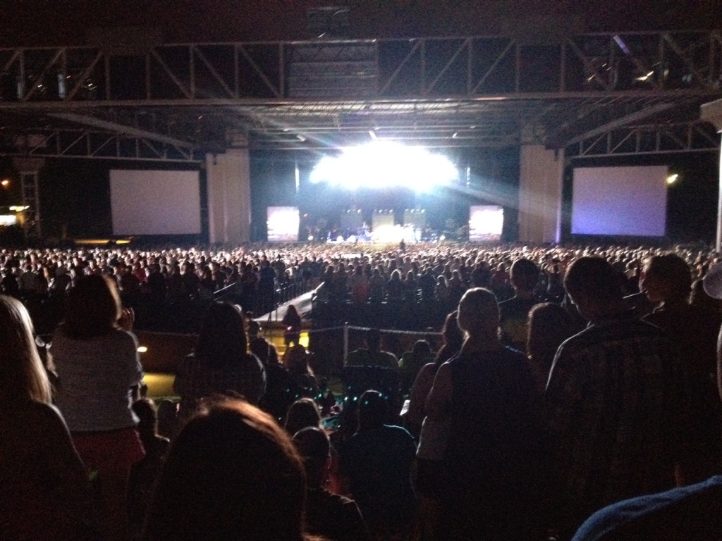 Brad Paisley charms Churchwell