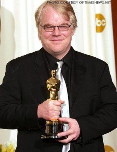 In this picture, Hoffman is holding his oscar. This award is for his performance in the movie Capote, which was released in 2005.