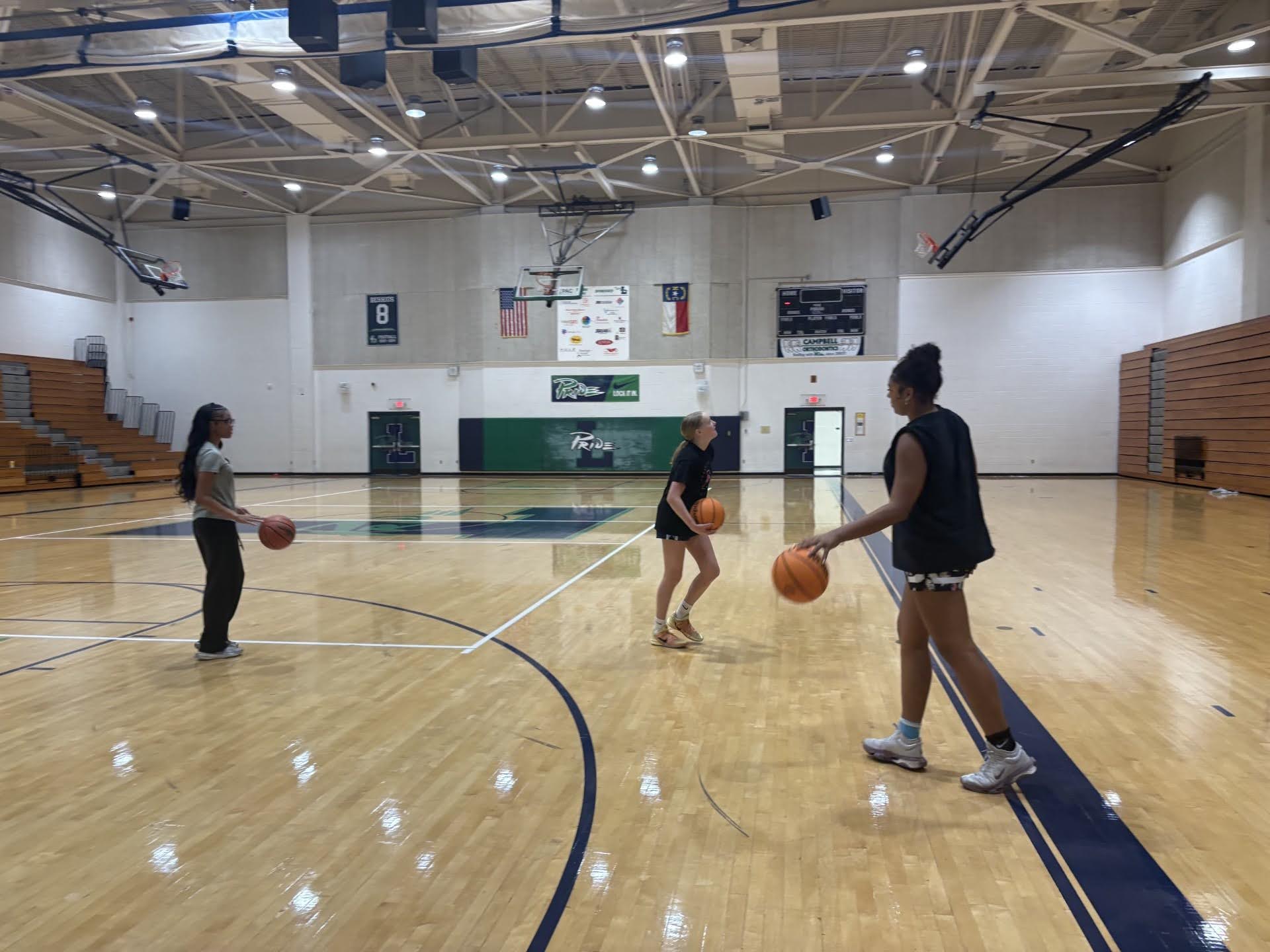 Girls’ Basketball Puts in Extra Hours for Successful Season